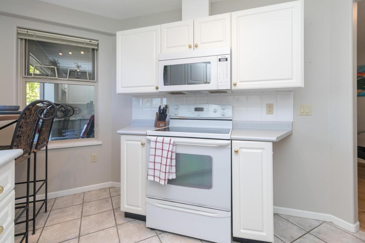 Deluxe 2 Bed, 2 Bath, 5 Min Walk To Downtown And Seawalk Apartment Victoria Exterior photo